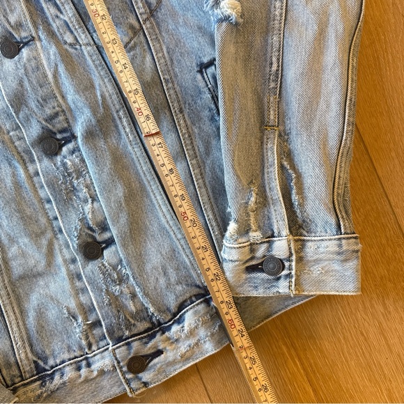 Levi's Distressed Light Blue Denim Jacket - Picture 3 of 9